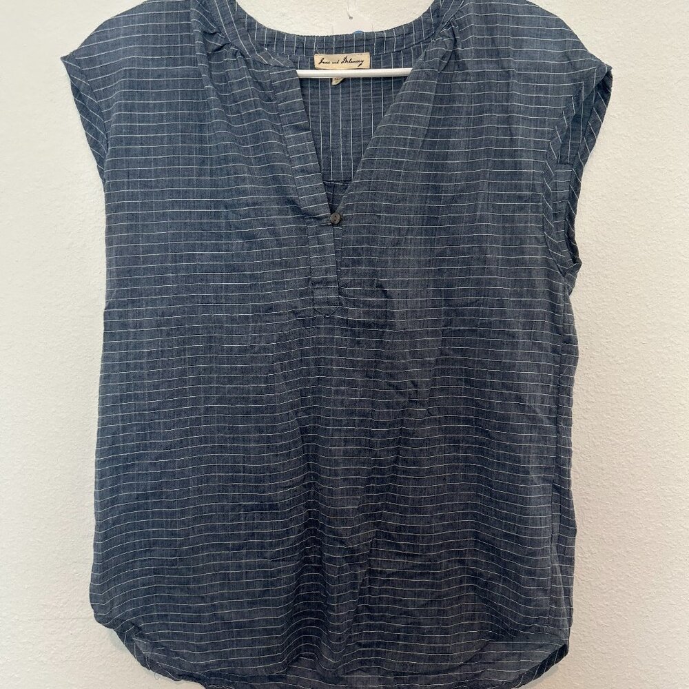 chic blue and white striped sleeveless dressy shirt in size Smal